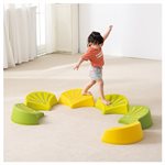 6 tilted stones in the shape of a flower petal